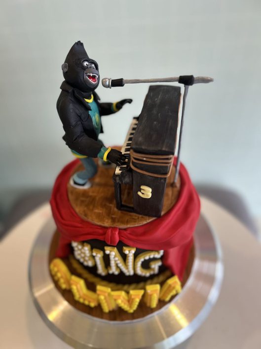 cde04621e2f07a143a73ffc281f15d59-529x705 Custom Cakes
